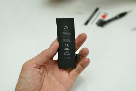 Cận cảnh iPhone 5 đầu tiên có mặt tại Việt Nam - 8 Thỏi pin của iPhone 5, có dung lượng 1440mAh, sau khi đã tháo rời khỏi máy