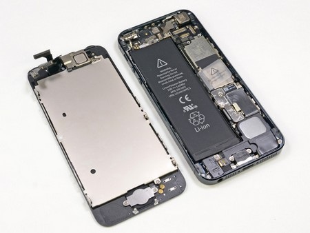 “Mổ xẻ” iPhone 5 để khám phá “nội thất” bên trong - 5 iPhone 5 sau khi đã tách rời màn hình và lộ “nội thất” bên trong