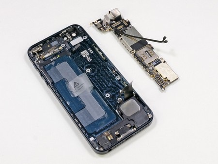 “Mổ xẻ” iPhone 5 để khám phá “nội thất” bên trong - 7 Mainboard sau khi đã tách rời khỏi máy