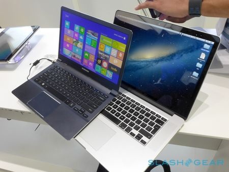 Samsung Series 9 WQHD so dáng với MacBook Pro 2012 của Apple