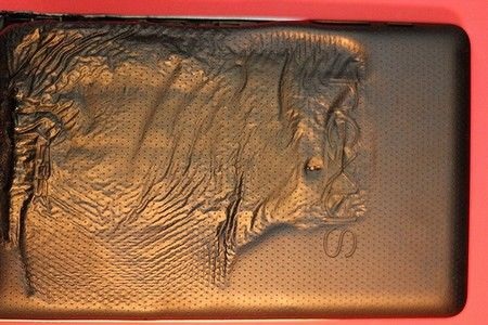 Nexus 7 bất ngờ phát nổ và bốc cháy khi đang sạc pin - 1 Lớp vỏ nhựa phía sau đã bị biến dạng do nhiệt