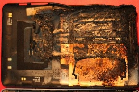 Nexus 7 bất ngờ phát nổ và bốc cháy khi đang sạc pin - 2 Vỏ đã bị bung và phần pin đã bị cháy đen