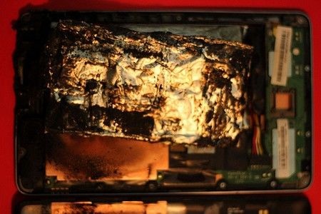 Nexus 7 bất ngờ phát nổ và bốc cháy khi đang sạc pin - 4 Vỏ đã bị bung và phần pin đã bị cháy đen