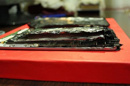 Nexus 7 bất ngờ phát nổ và bốc cháy khi đang sạc pin - 5 Chiếc Nexus 7 đã bị biến dạng hoàn toàn