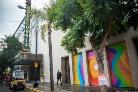 Một logo đầy màu sắc khác bên bờ tường của nhà hát