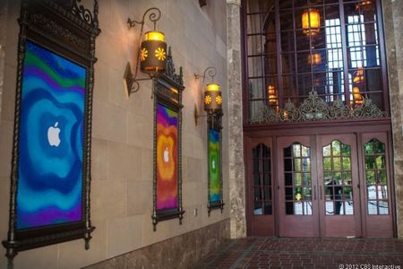 Bên trong cũng được trang trí bằng logo nhiều màu sắc khác nhau