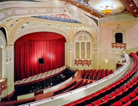 Toàn cảnh bên trong rạp hát, nơi diễn ra sự kiện của Apple vào đêm nay