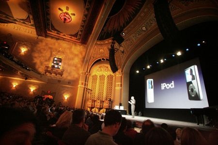 Toàn cảnh bên trong rạp hát, nơi diễn ra sự kiện của Apple vào đêm nay