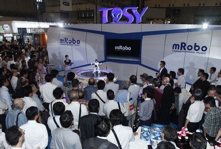 Màn vũ đạo của mRobot thu hút rất đông sự quan tâm của khách tham qua triển lãm