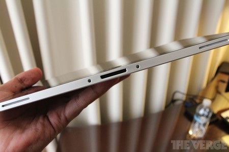 HP ra mắt máy tính bảng chạy Windows 8 - 6 Cổng kết nối ở cạnh dưới