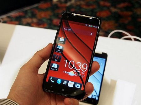 HTC ra mắt smartphone với màn hình Full HD 1080p - 3 Máy có màn hình 5-inch, gần bằng với màn hình 5,5 inch của Samsung Galaxy Note 2.
