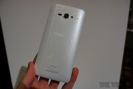 HTC ra mắt smartphone với màn hình Full HD 1080p - 4 Mặt sau là camera 8 megapixel