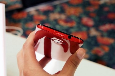 HTC ra mắt smartphone với màn hình Full HD 1080p - 6 Cạnh trên của máy