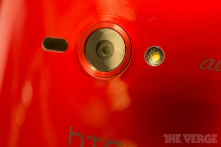 HTC ra mắt smartphone với màn hình Full HD 1080p - 7 Cận cảnh camera 8 megapixel