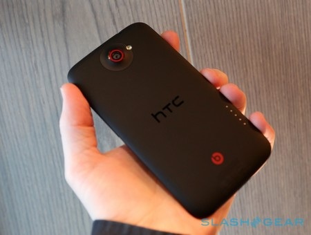 HTC trình làng smartphone “khủng” nhất của mình - 3 Mặt sau là camera 8 megapixel, logo HTC và Beast Audio