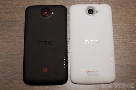 HTC trình làng smartphone “khủng” nhất của mình - 6 Mặt sau của HTC One X+ (trái) và One X