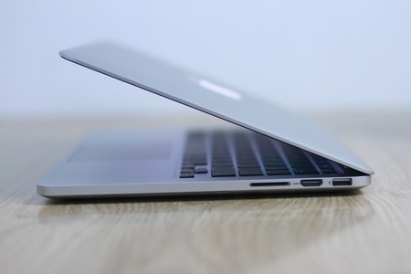 MacBook Pro Retina 13-inch mỏng manh khi nhìn theo chiều ngang