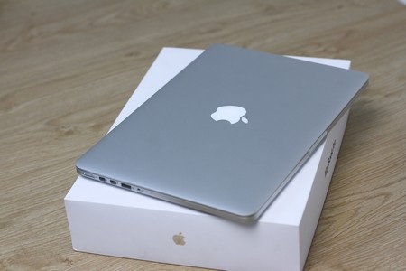 Biểu tượng táo khuyết quen thuộc trên mặt lưng