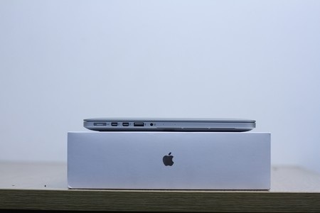 Cạnh trái với cổng nguồn MagSafe, 2 cổng Thunderbolt, cổng USB 3.0 và giắc cắm phone