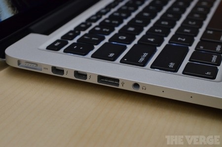 Cận cảnh MacBook Pro 13-inch màn hình “siêu nét” mới - 10 Cạnh trái với cổng nguồn Magsafe, 2 cổng kết nối Thunderbolt, 1 cổng USB 3.0 và giắc cắm phone