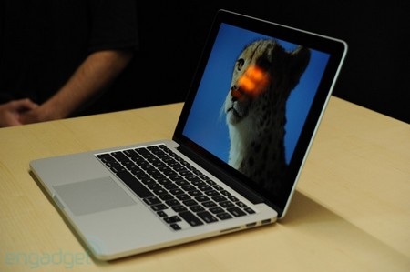 Cận cảnh MacBook Pro 13-inch màn hình “siêu nét” mới - 15 Máy có thiết kế mỏng và nhẹ