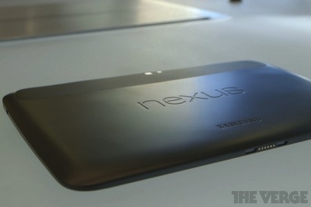 Ảnh và video trải nghiệm thực tế bộ đôi Nexus mới của Google - 22 Mặt sau là logo Nexus cùng logo của Samsung
