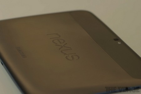 Ảnh và video trải nghiệm thực tế bộ đôi Nexus mới của Google - 23 Mặt sau là logo Nexus cùng logo của Samsung