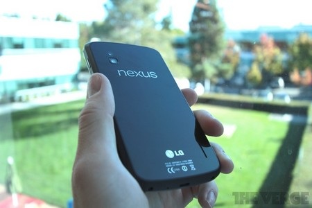 Mặt sau với logo Nexus và LG