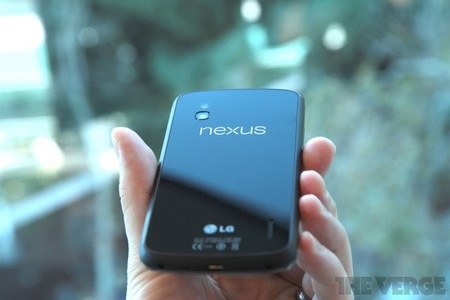 Ảnh và video trải nghiệm thực tế bộ đôi Nexus mới của Google - 9 Mặt sau với logo Nexus và LG
