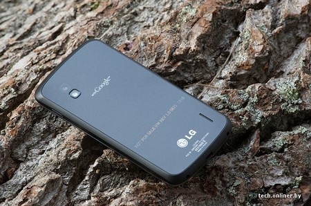 Mặt sau trơn bóng, với các hoa văn li ti và tự động đổi màu khi thay đổi góc nhìn