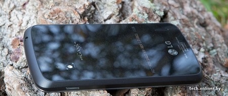 Mặt sau trơn bóng, với các hoa văn li ti và tự động đổi màu khi thay đổi góc nhìn