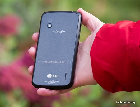 Logo của LG và Google ở mặt sau của máy