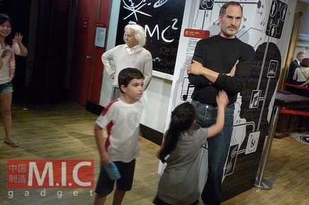 Rất đông khách tham quan cùng chụp ảnh với bức tượng của cố CEO Apple