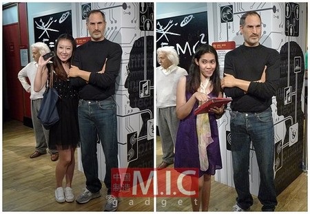 Rất đông khách tham quan cùng chụp ảnh với bức tượng của cố CEO Apple