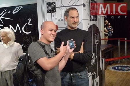 Một khách tham qua chụp ảnh cùng Steve Jobs với chiếc iPhone trên tay