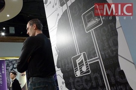 Rất đông khách tham quan cùng chụp ảnh với bức tượng của cố CEO Apple