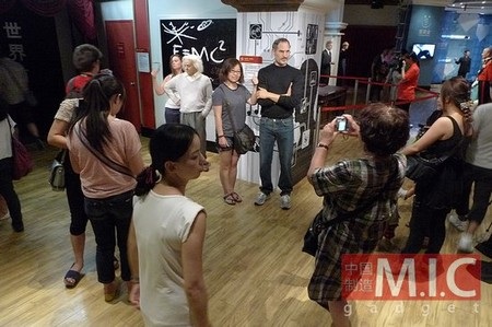 Rất đông khách tham quan cùng chụp ảnh với bức tượng của cố CEO Apple