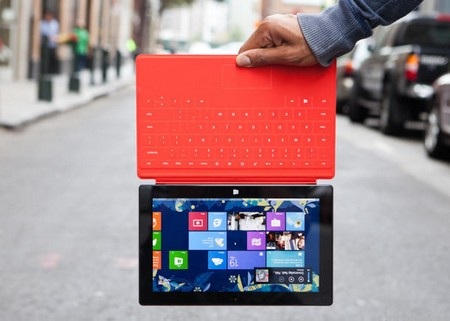 Đánh giá đầu tiên về "bom tấn" Surface RT - 4 Bàn phím rời đủ chắc để giữ cho Surface không bị rơi, ngay cả khi cầm lộn ngược