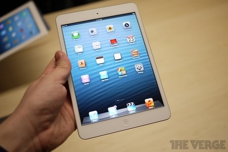 Ảnh thực tế và video giới thiệu về iPad mini - 5 iPad mini nhỏ gọn và dễ dàng cầm nắm chỉ bằng 1 tay