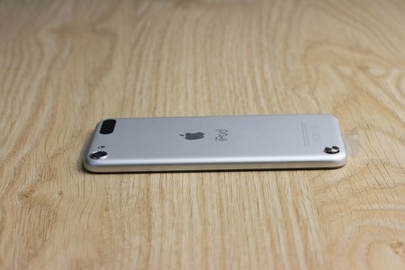 Mặt sau với logo Apple, camera và móc dây đeo tay