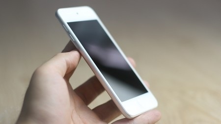 Cạnh trái với phím điều chỉnh âm lượng