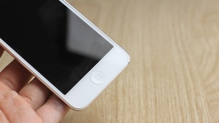 Nút Home ở mặt trước tương tự như trên iPhone