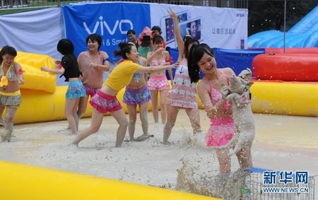 Mặc bikini, đấu vật trong bùn tại Trung Quốc - 1 Các thí sinh hào hứng tham gia cuộc thi