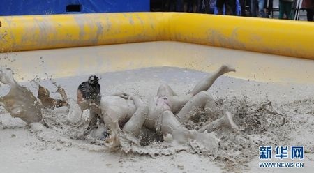 Mặc bikini, đấu vật trong bùn tại Trung Quốc - 7 Một pha thi đấu gay cấn giữa các đối thủ