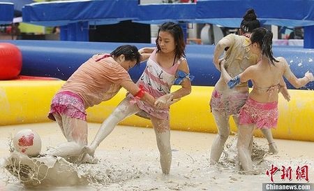 Mặc bikini, đấu vật trong bùn tại Trung Quốc - 4 Các cuộc đấu diễn ra gay cấn và quyết liệt