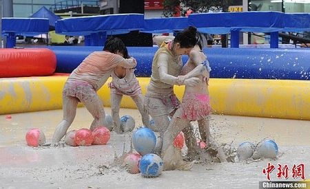 Mặc bikini, đấu vật trong bùn tại Trung Quốc - 3 Các cuộc đấu diễn ra gay cấn và quyết liệt