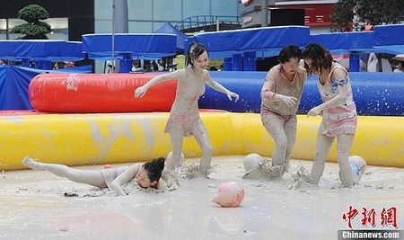 Mặc bikini, đấu vật trong bùn tại Trung Quốc - 5 Các cuộc đấu diễn ra gay cấn và quyết liệt