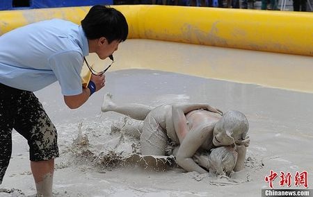 Mặc bikini, đấu vật trong bùn tại Trung Quốc - 8 Trọng tài phân định thắng thua