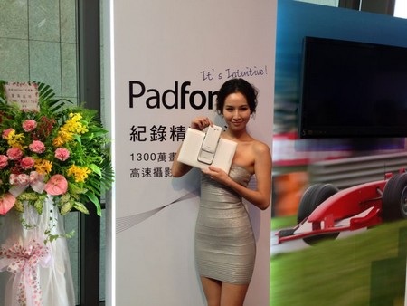 Asus ra mắt smartphone “kiêm” máy tính bảng Padfone 2 - 1 Padfone 2 vẫn là sự kết hợp khéo léo giữa smartphone và tablet