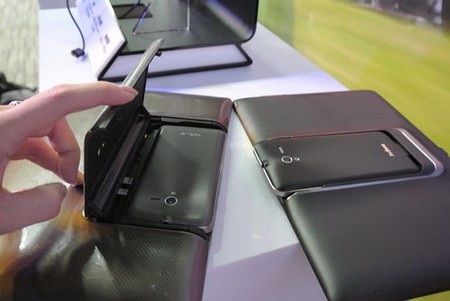 Asus ra mắt smartphone “kiêm” máy tính bảng Padfone 2 - 2 Padfone đời đầu (trái) và Padfone 2 đã có sự khác biệt về cách lắp ráp smartphone vào máy tính bảng